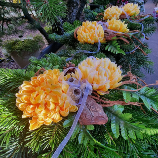 Dušičky - ikebana - čerstvá jedlička - 900