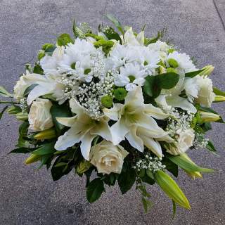 Smútočný veniec - ikebana - čerstvé biele ruže s bielymi ľaliami - 010