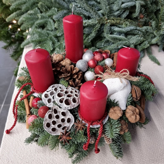 Vianočný Adventný veniec prírodný + červené sviečky  a bohato zdobený 35 cm - 26