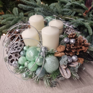 Vianočný Adventný veniec biele sviečky + natur plody + mentolové guľôčky  30 cm  - 41